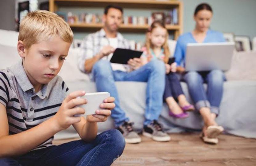 من دفء اللقاء إلى صمت الشاشة: كيف خسرنا بيوتنا دون أن نغادرها؟